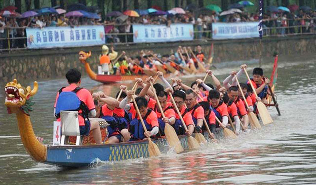 A equipe de barcos-dragão da empresa participou da corrida de barcos-dragão de zona de alta tecnologia de 20 anos
